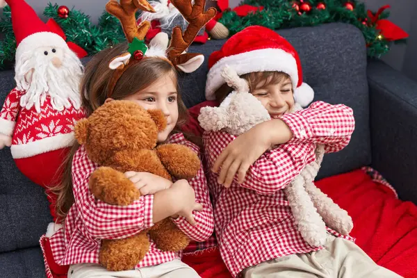Brat Siostra Przytulają Pluszowe Misie Siedzące Kanapie Przy Dekoracji Świątecznej — Zdjęcie stockowe