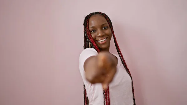 Rire Femme Afro Américaine Pointant Joyeusement Caméra Sur Fond Rose — Photo