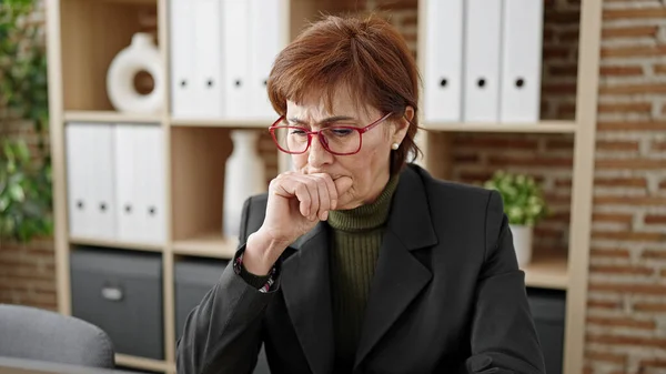 Mature Hispanic Woman Business Worker Stressed Using Laptop Office — Stock Photo, Image