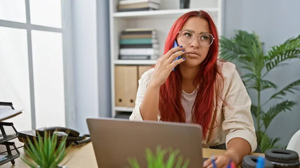 Overstuur Jonge Roodharige Vrouw Werknemer Het Bedrijfsleven Praten Smartphone Kantoor — Stockfoto