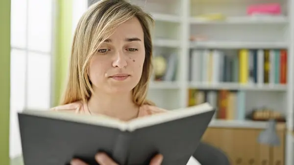 Молодая Блондинка Студентка Читает Книгу Сидя Столе Библиотечном Университете — стоковое фото