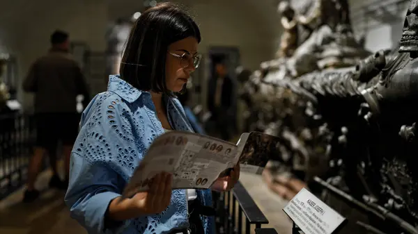 Молодая Красивая Латиноамериканка Посещающая Крипту Читает Брошюру Имперском Склепе Вене — стоковое фото