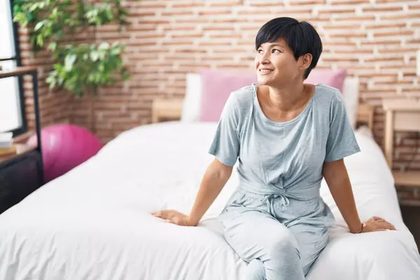 Chinesische Frau Mittleren Alters Lächelt Selbstbewusst Schlafzimmer Auf Dem Bett — Stockfoto