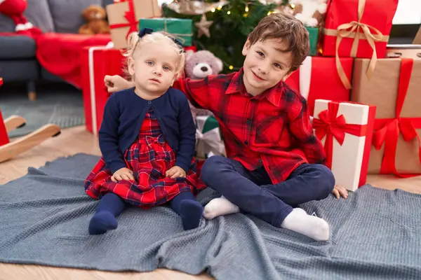 Adorable Niño Niña Sonriendo Confiado Celebrando Navidad Casa —  Fotos de Stock