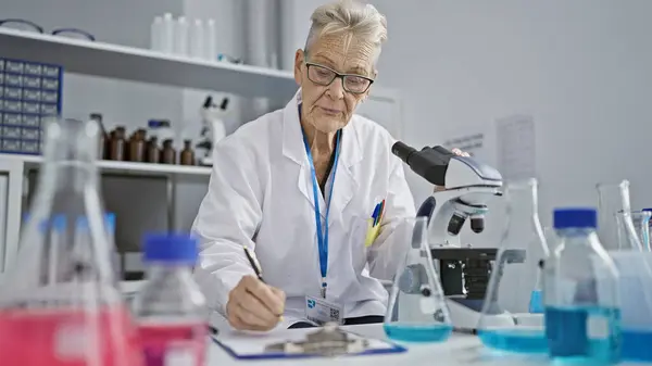 Herzen Der Wissenschaft Arbeitet Eine Seriöse Grauhaarige Wissenschaftlerin Ihrem Labor — Stockfoto