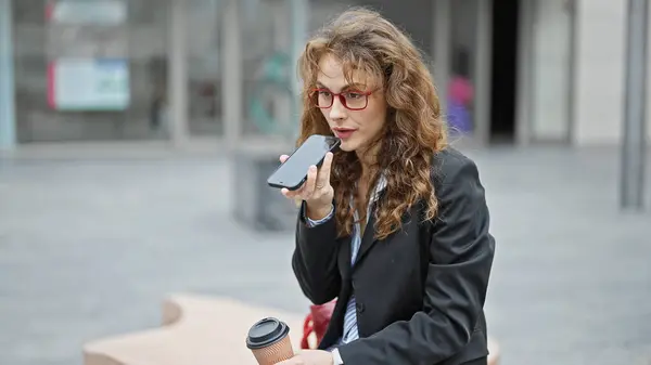 Ung Kvinna Företagare Skicka Röstmeddelande Smartphone Som Håller Kaffe Gatan — Stockfoto