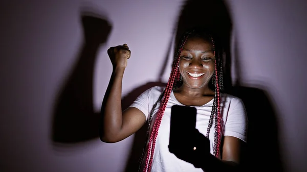 Красивая Африканская Американка Радостно Празднует Победу Над Розовым Изолированным Фоном — стоковое фото