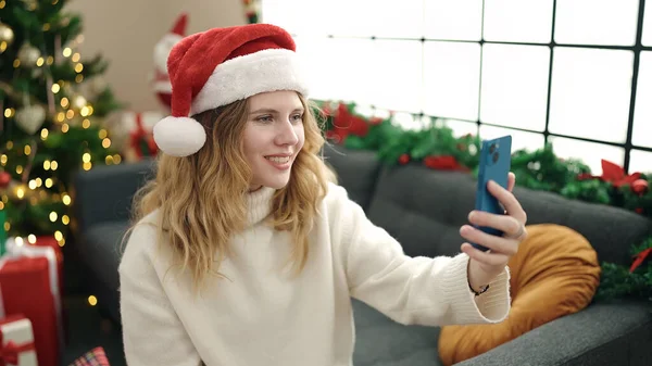 Młoda Blondynka Selfie Przez Smartfona Siedzi Kanapie Przez Choinkę Domu — Zdjęcie stockowe