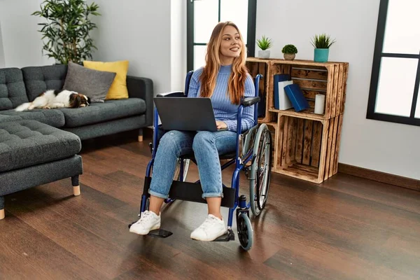 Jovem Caucasiana Usando Laptop Sentado Cadeira Rodas Casa — Fotografia de Stock