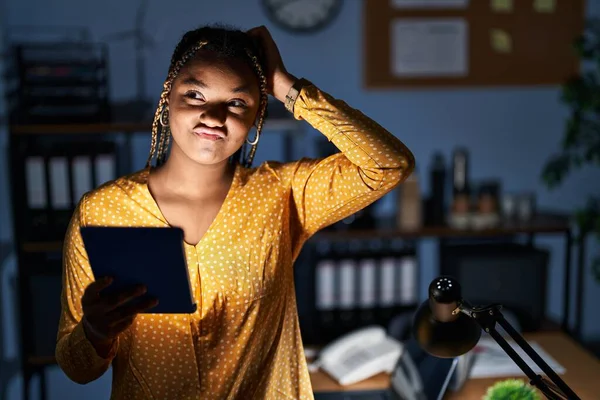 Donna Afroamericana Con Trecce Che Lavorano Ufficio Notte Con Tablet — Foto Stock