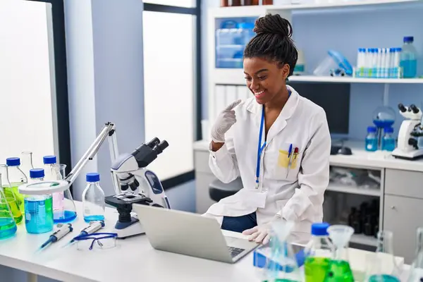 Jong Afrikaans Amerikaans Met Vlechten Werken Wetenschapper Laboratorium Met Laptop — Stockfoto