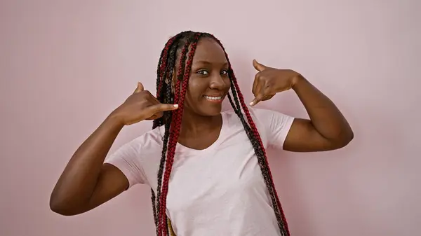 Веселая Африканская Американка Косичками Выражающая Уверенность Выполняющая Жест Телефонного Звонка — стоковое фото