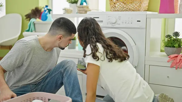 Casal Impressionante Usando Smartphone Para Começar Máquina Lavar Roupa Amor — Fotografia de Stock
