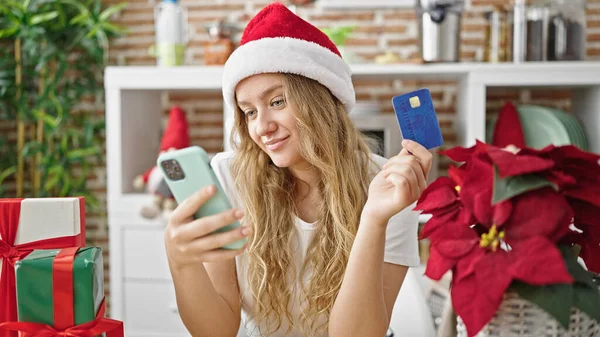 Νεαρή Ξανθιά Γυναίκα Ψώνια Smartphone Και Πιστωτική Κάρτα Γιορτάζει Χριστούγεννα — Φωτογραφία Αρχείου