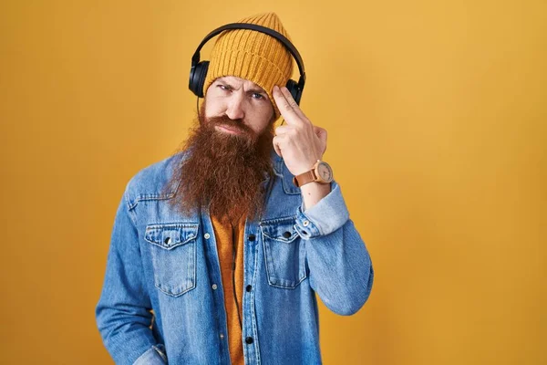 Hombre Caucásico Con Barba Larga Escuchando Música Usando Audífonos Disparándose — Foto de Stock