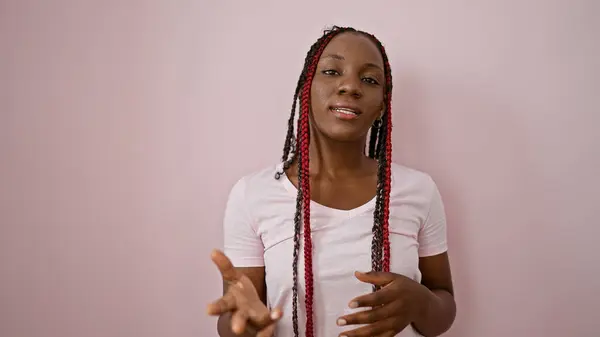 Cool African American Woman Standing Relaxed Showcasing Her Beautiful Braids — Stock Photo, Image