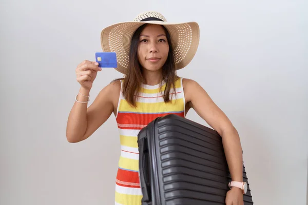 Orta Yaşlı Çinli Kadın Elinde Bavul Kredi Kartı Tutarken Yüzünde — Stok fotoğraf