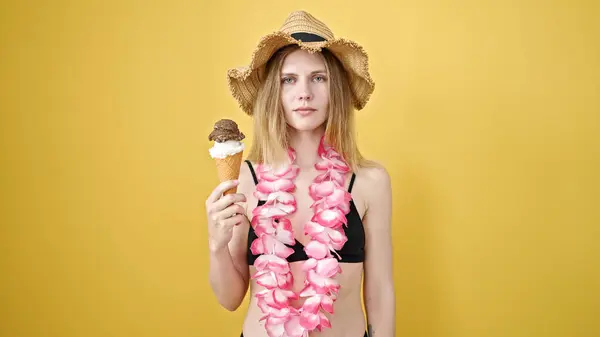 Young Blonde Woman Tourist Wearing Bikini Hawaiian Lei Holding Ice — Stock Photo, Image