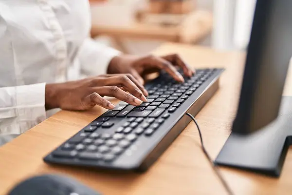 African American Woman Using Computer Keyboard Office — Stock Photo, Image
