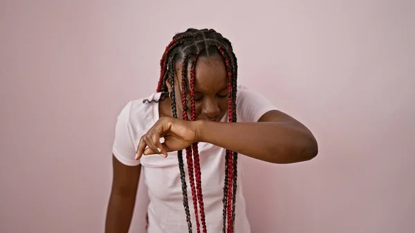Красивая Африканская Американка Чихает Изолированном Розовом Фоне Сезонный Симптом Аллергии — стоковое фото