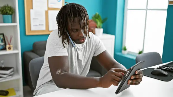 Afričtí Američtí Muži Obchodní Pracovník Pomocí Touchpad Mluvit Smartphone Kanceláři — Stock fotografie