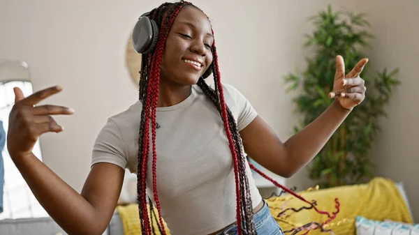 Vreugdevolle Afrikaanse Amerikaanse Vrouw Rockend Vlechten Luisteren Naar Muziek Dansen — Stockfoto