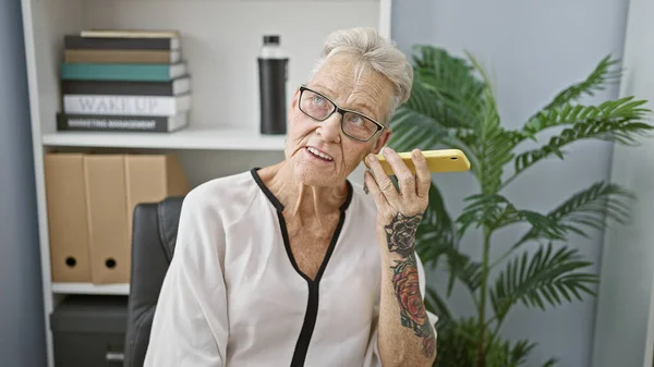 Senior Grijsharige Vrouw Business Hustle Luisterend Naar Een Fijn Stembericht — Stockfoto
