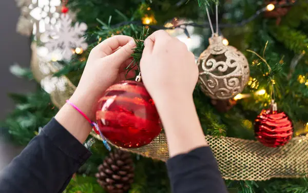Rozkošný Hispánský Dívka Zdobení Vánoční Stromeček Doma — Stock fotografie