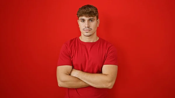 Çekici Genç Spanyol Bir Adam Serinkanlılığını Kaybediyor Kırmızı Duvarın Üzerinde — Stok fotoğraf