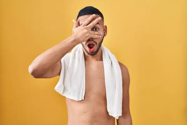 Jonge Spaanse Man Staat Shirtloos Met Handdoek Gluren Shock Bedekken — Stockfoto