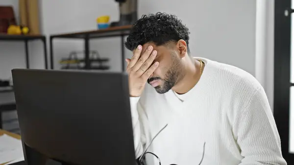 Trabajador Negocios Afroamericano Cansado Usar Computadora Oficina — Foto de Stock