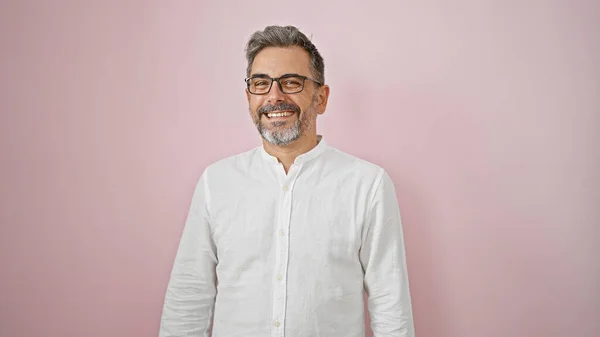 Homem Hispânico Confiante Cabelos Grisalhos Exibindo Sorriso Encantador Usando Óculos — Fotografia de Stock