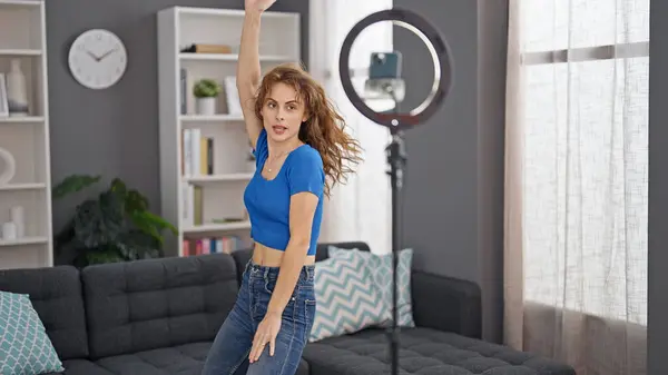 自宅で踊るチュートリアルを記録する若い女性 — ストック写真