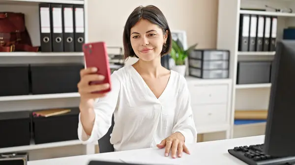 若い美しいパニック女性のビジネスワーカーは オフィスで自画自画自画自分のスマートフォンの仕事を作る — ストック写真