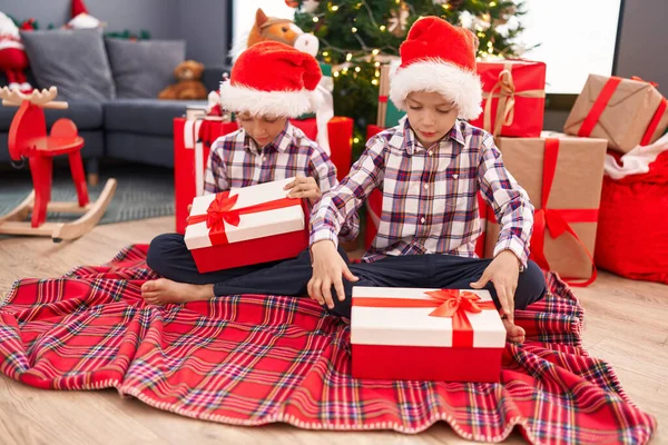 Adorables Chicos Celebrando Navidad Sosteniendo Regalo Casa —  Fotos de Stock