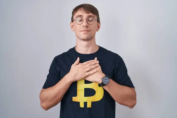 Hombre Rubio Caucásico Con Camiseta Bitcoin Sonriendo Con Las Manos —  Fotos de Stock