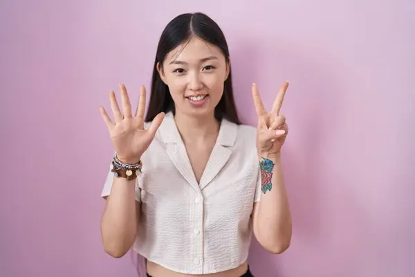 Chinese Young Woman Standing Pink Background Showing Pointing Fingers Number — Stock Photo, Image