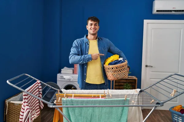 Jonge Latino Man Opknoping Kleren Waslijn Glimlachen Gelukkig Wijzend Met — Stockfoto