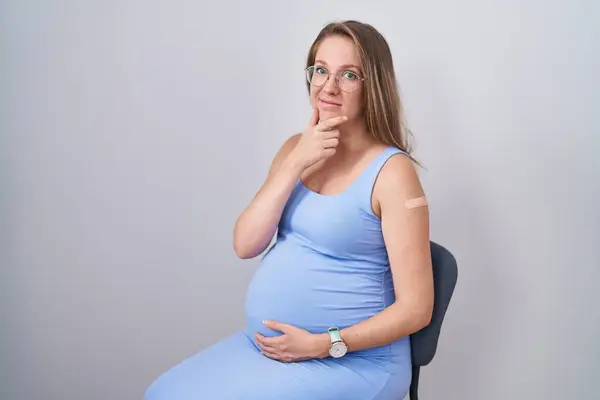 Mladá Těhotná Žena Náplastí Injekci Vakcíny Vážný Obličej Přemýšlení Otázce — Stock fotografie