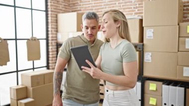 Birbirini seven çiftler kutuları tutar ve gülümserler.