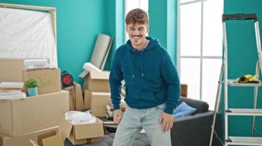 Yeni evine taşıdıktan adam