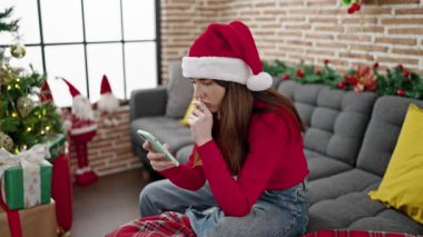 Güzel genç bir kadın Noel 'i evde kutluyor.