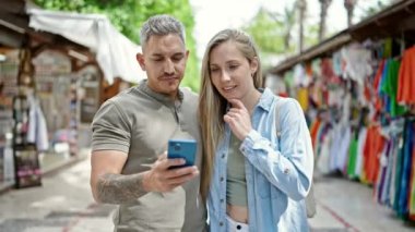 Bali şehrinde akıllı telefonla selfie çeken mutlu bir çift genç turist.