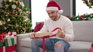 Huzurevinde hediyesi olan mutlu bir genç adam. Noel kutlaması.