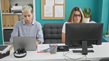 İki işçi kadın ve erkek birlikte çalışıyor ofiste yumruklaşıyorlar.