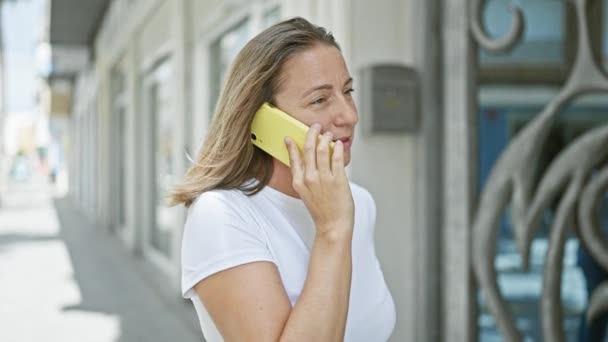 Jonge Blonde Vrouw Spreekt Aan Telefoon Straat — Stockvideo