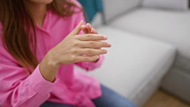 Mulher Hispânica Sofrendo Dor Mão Sentado Sofá Dor Pulso Casa — Vídeo de Stock