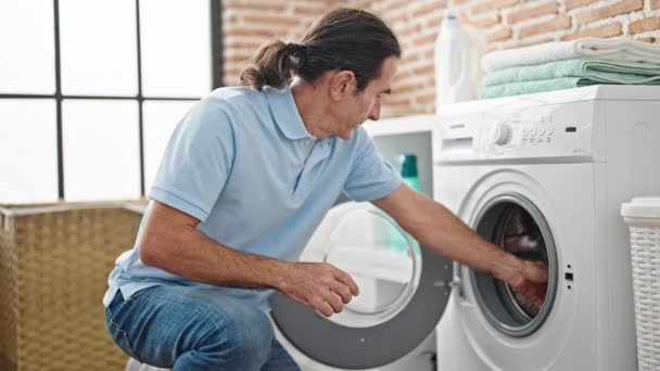 Çamaşır Odasında Elinde Deterjan Şişesiyle Oyuncak Ayıyı Yıkayan Orta Yaşlı — Stok video