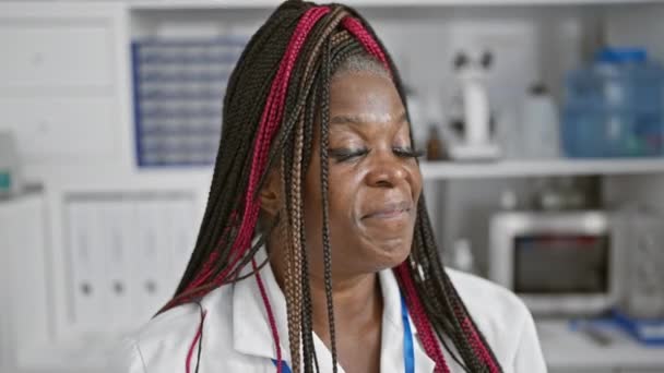 Cientista Americana Africana Confiante Com Tranças Sorrindo Lindamente Laboratório Química — Vídeo de Stock