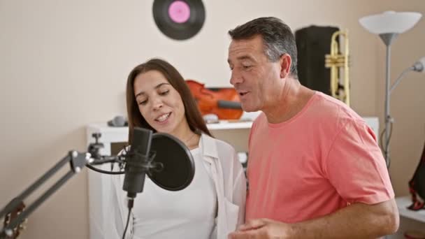 Selbstbewusste Musikerinnen Und Musiker Singen Ein Wohlklingendes Lied Teilen Sich — Stockvideo
